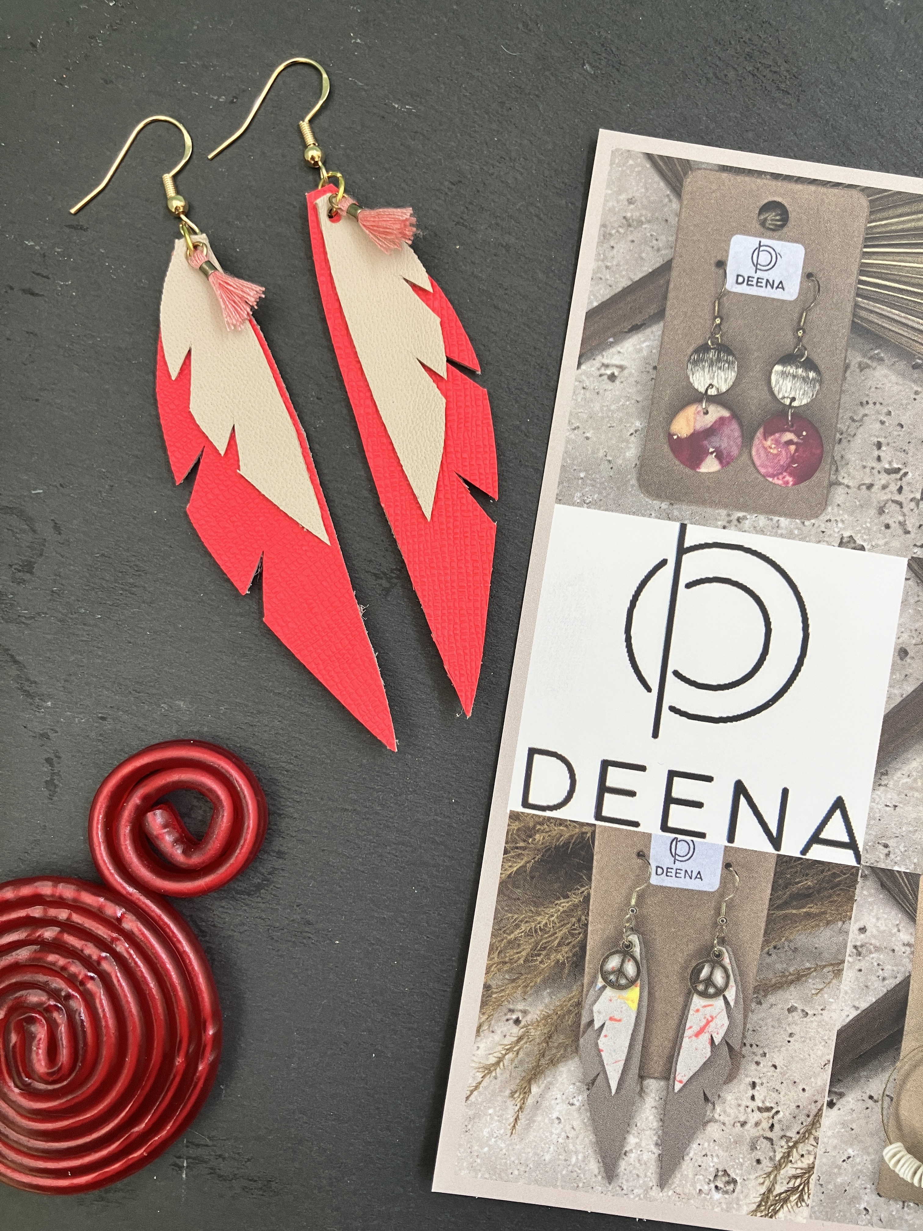 Flyer mit Ohrringen und Süßigkeit