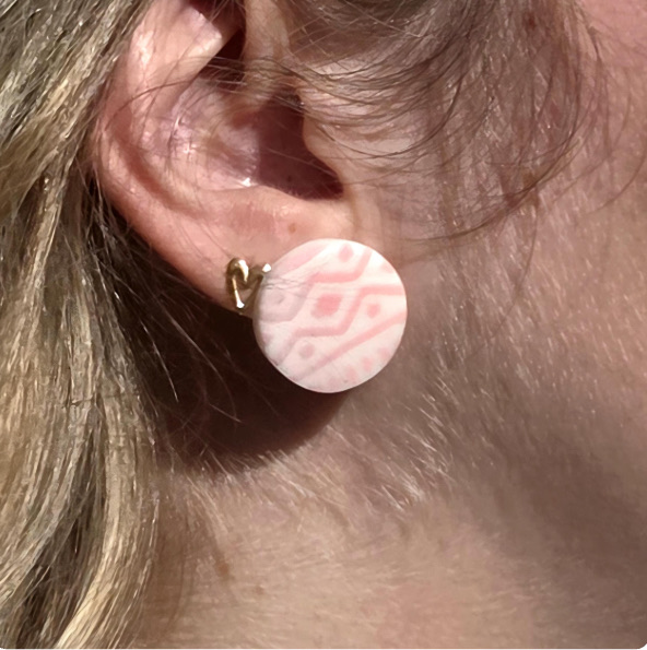 Runde Ohrstecker in weiß und neonpink