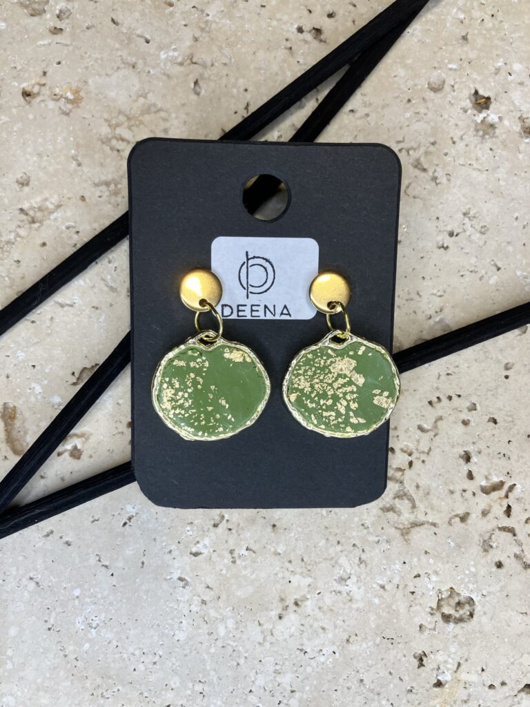 Hängende Ohrringe mit goldfarbenen Hoop