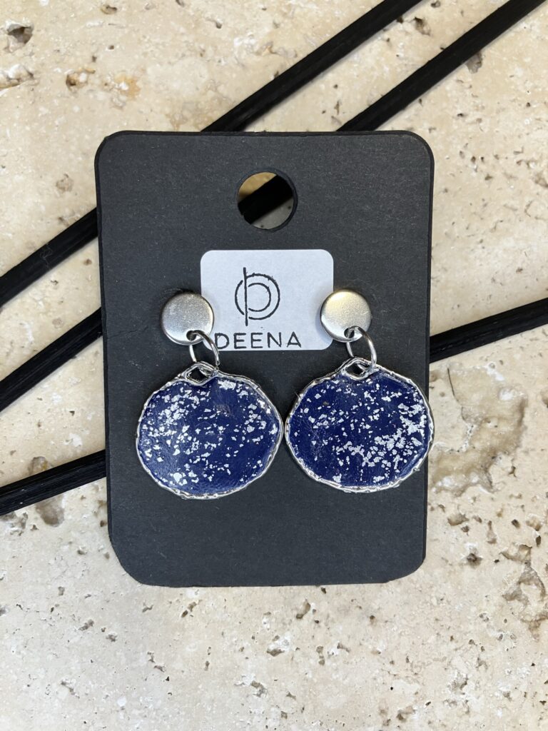 Hängende Ohrringe mit silberfarbenen Hoop