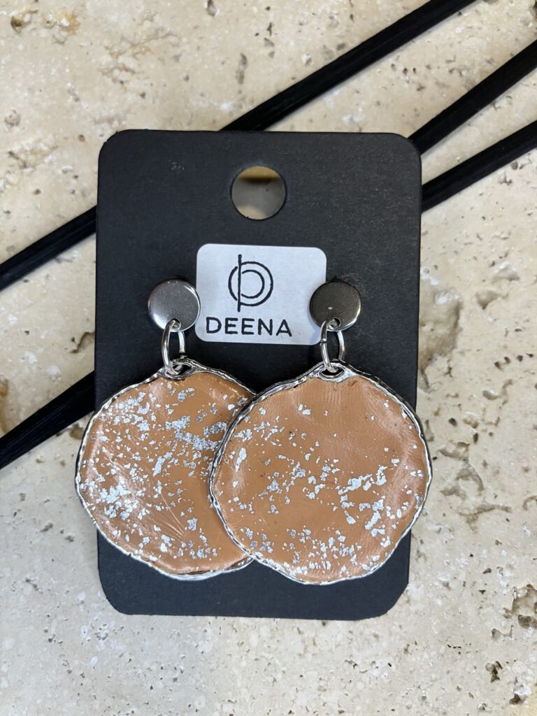 Hängende Ohrringe mit silberfarbenen Hoop