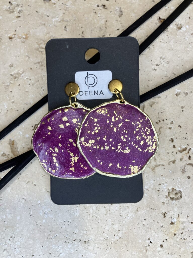 Hängende Ohrringe mit goldfarbenen Hoop