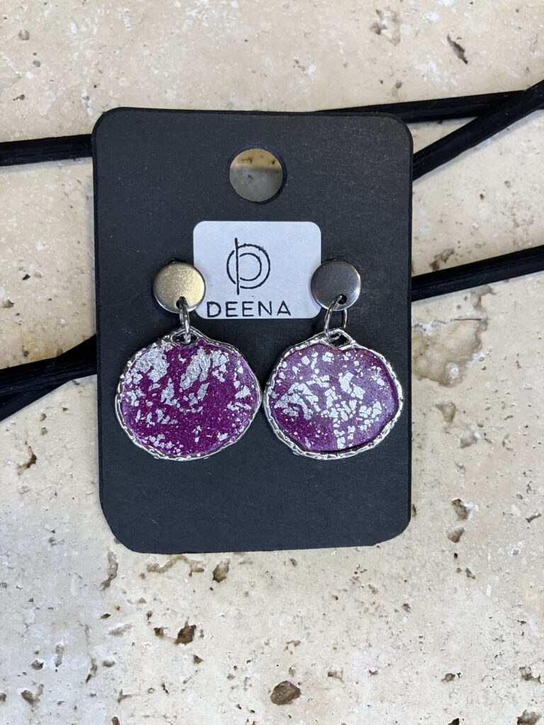 Hängende Ohrringe mit silberfarbenen Hoop