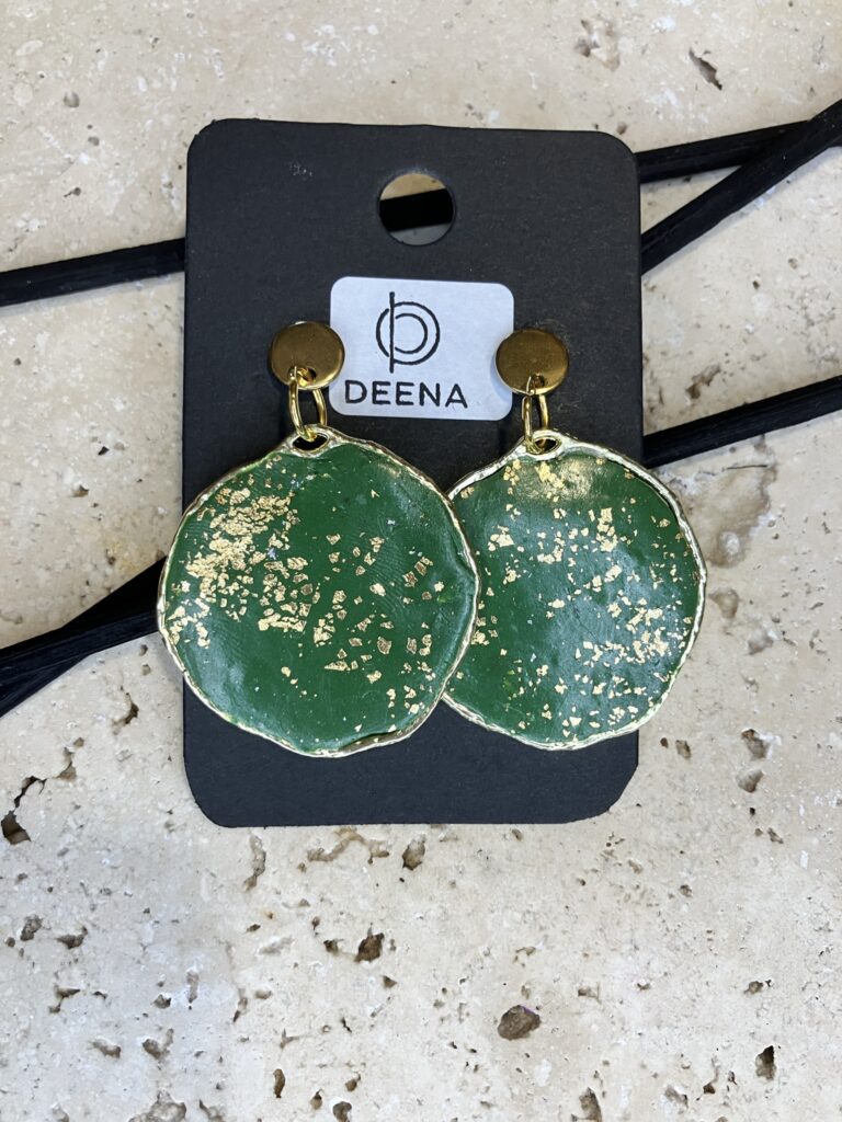 Hängende Ohrringe mit goldfarbenen Hoop