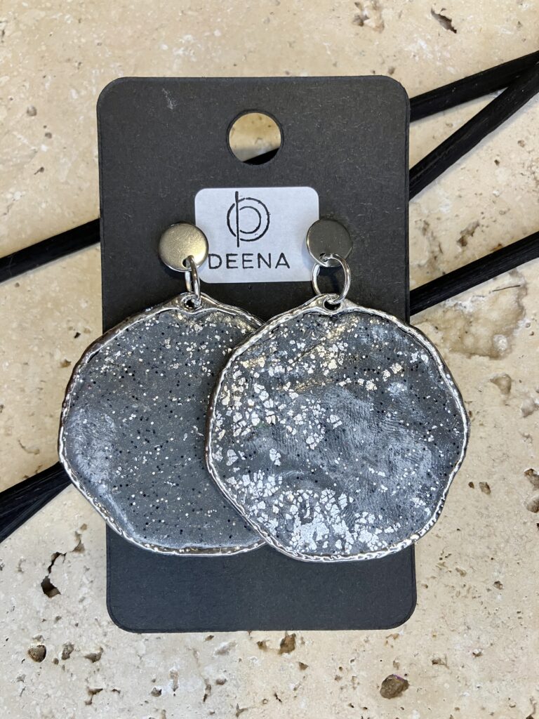 Hängende Ohrringe mit silberfarbenen Hoop