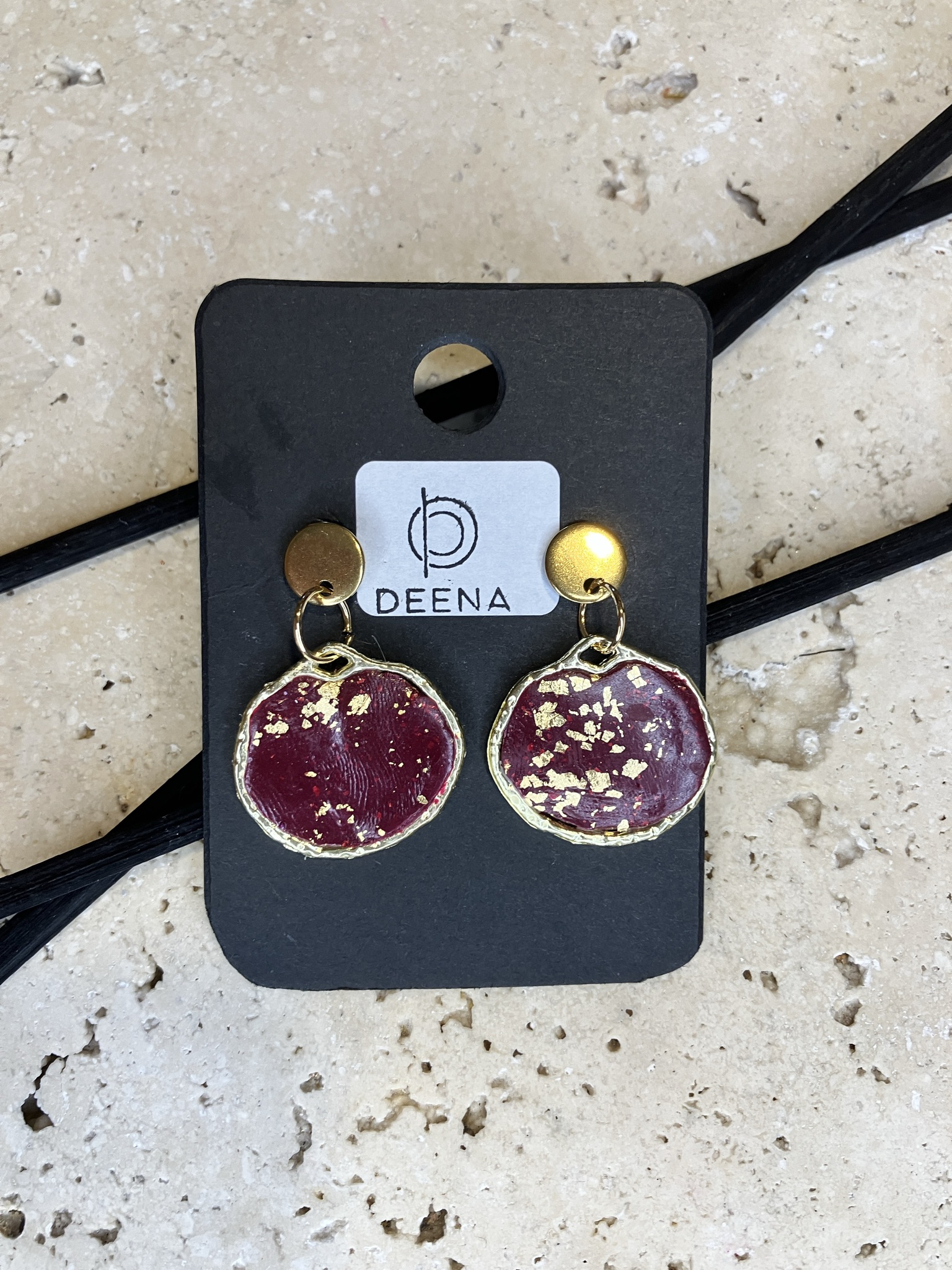 Hängende Ohrringe mit goldfarbenen Hoop