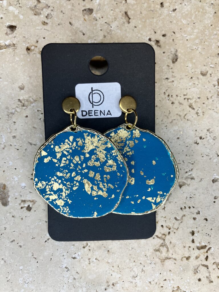 Hängende Ohrringe mit goldfarbenen Hoop