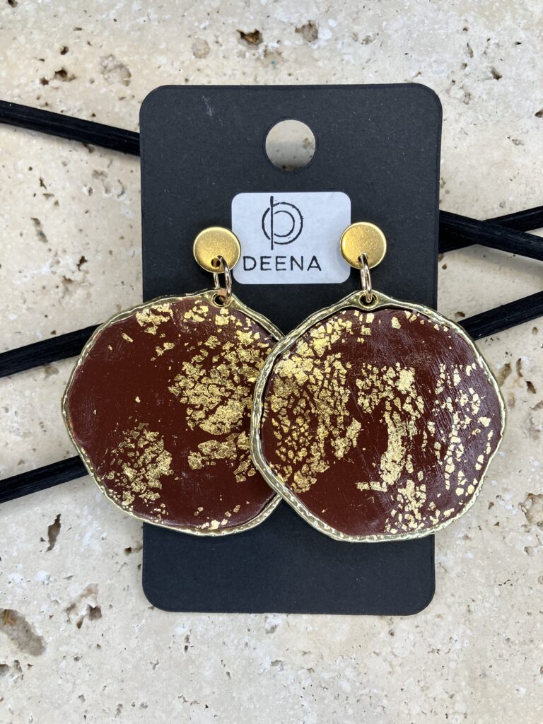 Hängende Ohrringe mit goldfarbenen Hoop